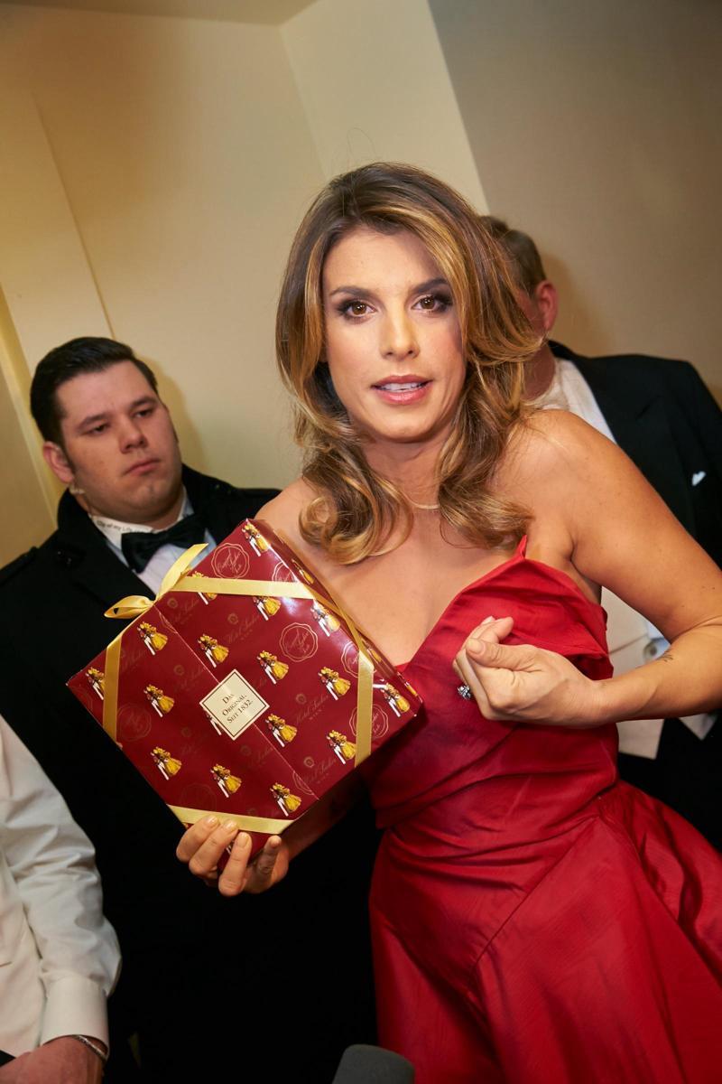 Elisabetta Canalis, incidente sexy al ballo delle debuttanti Elisabetta Canalis, incidente sexy al ballo delle debuttanti