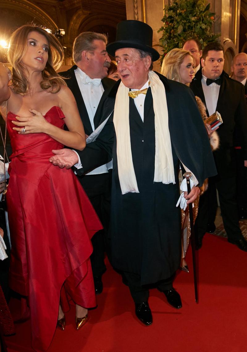 Elisabetta Canalis, incidente sexy al ballo delle debuttanti Elisabetta Canalis, incidente sexy al ballo delle debuttanti