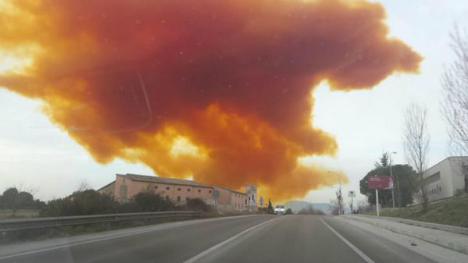 Spagna, esplosione e nube tossica. Paura a Barcellona Spagna, esplosione e nube tossica. Paura a Barcellona