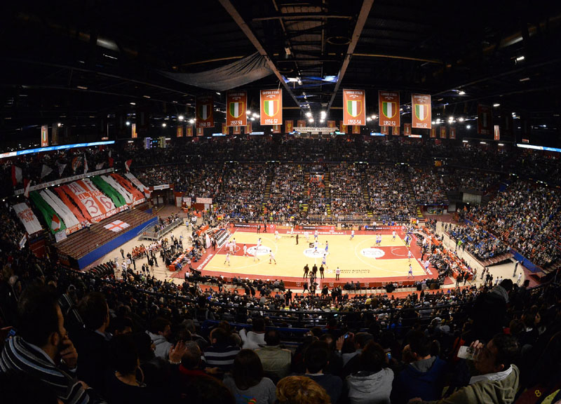 Addio calcio, i milanesi scelgono il basket: il caso Olimpia