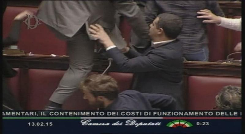 Riforme, rissa alla Camera: insulti e schiaffi. “Pezzo di m…”, “Fascisti”