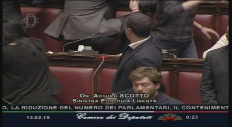 Riforme, rissa alla Camera: insulti e schiaffi. “Pezzo di m…”, “Fascisti”