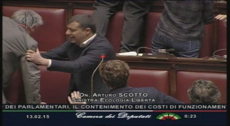 Riforme, rissa alla Camera: insulti e schiaffi. “Pezzo di m…”, “Fascisti”