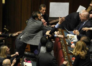 Riforme, rissa alla Camera: insulti e schiaffi. “Pezzo di m…”, “Fascisti”