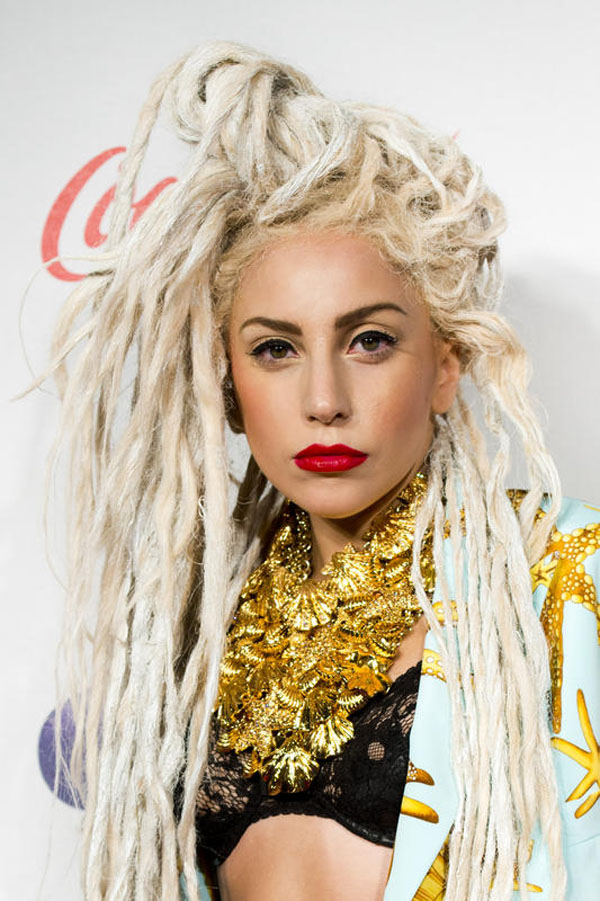 Lady Gaga ha detto si. Sposa l’attore e modello Taylor Kinney Lady Gaga ha detto si. Sposa l’attore e modello Taylor Kinney