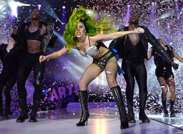 Lady Gaga ha detto si. Sposa l’attore e modello Taylor Kinney Lady Gaga ha detto si. Sposa l’attore e modello Taylor Kinney