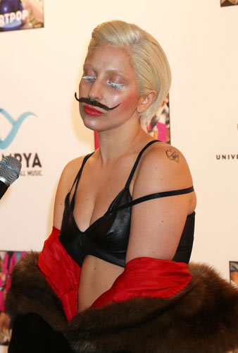 Lady Gaga ha detto si. Sposa l’attore e modello Taylor Kinney Lady Gaga ha detto si. Sposa l’attore e modello Taylor Kinney