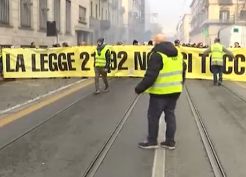 Sky, operatori aggrediti da tassisti a Torino Sky, operatori aggrediti da tassisti a Torino