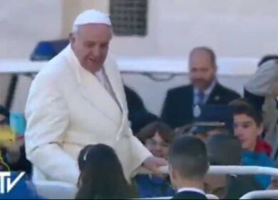 Vaticano nel mirino dell’Isis, ma 2 ragazzi salgono sulla jeep del Papa
