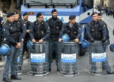 Battaglia “olandese” a Campo de’ Fiori. Arrestati 23 tifosi, 6 agenti feriti
