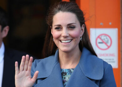 Kate Middleton incinta coi capelli grigi. Foto