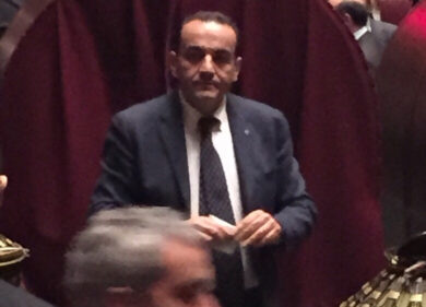 Berlusconi sotto attacco. I fittiani: “Così in Puglia perdiamo”