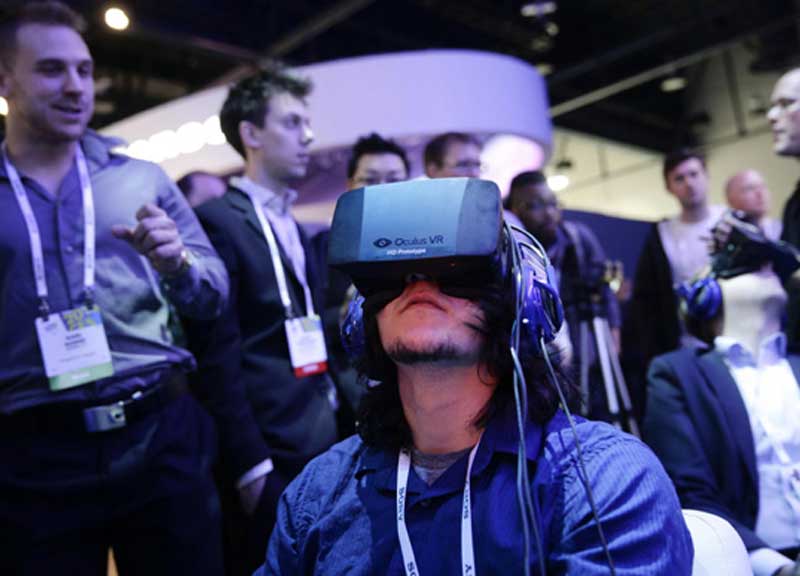 Facebook, app in realtà virtuale con Oculus Facebook, app in realtà virtuale con Oculus