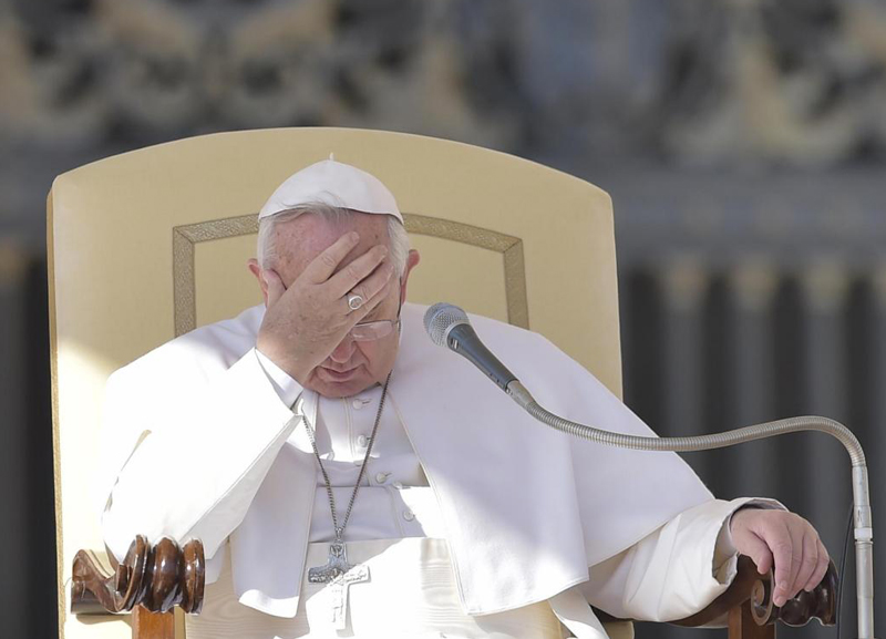 Il Papa: “No ai i preti da messa show”. E Vallini: “Basta predicazioni deficienti” Il Papa: “No ai i preti da messa show”. E Vallini: “Basta predicazioni deficienti”