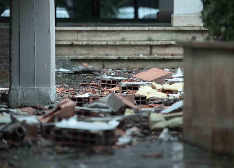 Trieste, esplosione di palazzo: morto. Le foto choc di Trieste Trieste, esplosione di palazzo: morto. Le foto choc di Trieste