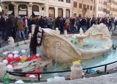 Roma  Barcaccia “stuprata”: “Danni irreparabili”. L’ira dei romani: “Olandesi vergogna”