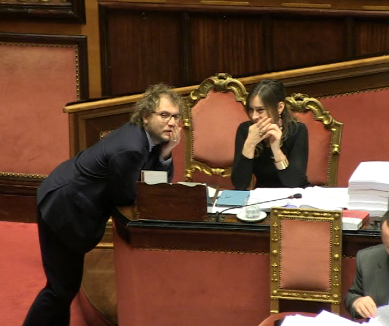 Milleproroghe, Renzi aumenta le tasse. novità e foto (tante) Boschi nuda!