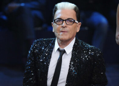 Parte Grand Hotel Chiambretti su Canale 5, Malgioglio canta