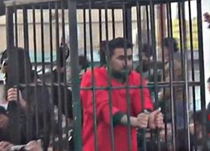 L’Isis rinchiude 21 combattenti curdi. Foto L’Isis rinchiude 21 combattenti curdi. Foto