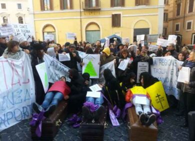 “Il funerale della sanità”. Licenziati in 160: disperati