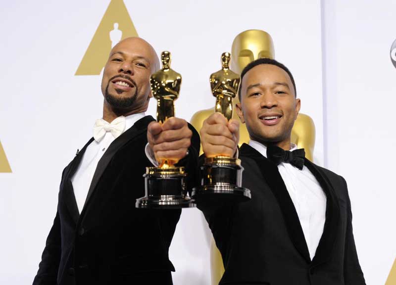 Oscar 2015, il selfie di Meryl Streep e Jennifer Lopez Oscar 2015, il selfie di Meryl Streep e Jennifer Lopez