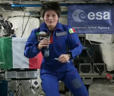 Passeggiata spaziale per gli americani. Samantha li assiste