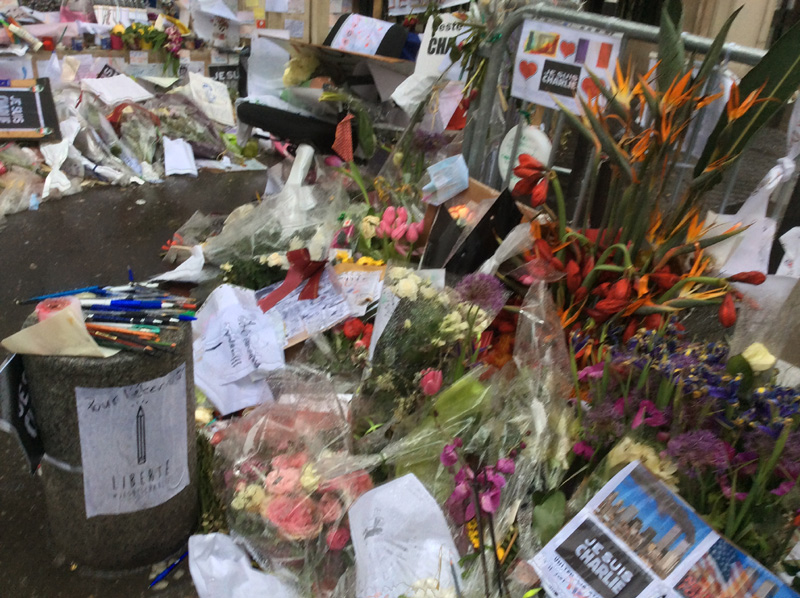 Charlie Hebdo, sfregiato 4 volte il memoriale per le vittime Charlie Hebdo, sfregiato 4 volte il memoriale per le vittime