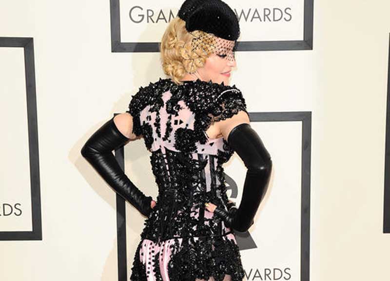 Madonna, caduta clamorosa dal palco ai Brit Awards. Foto