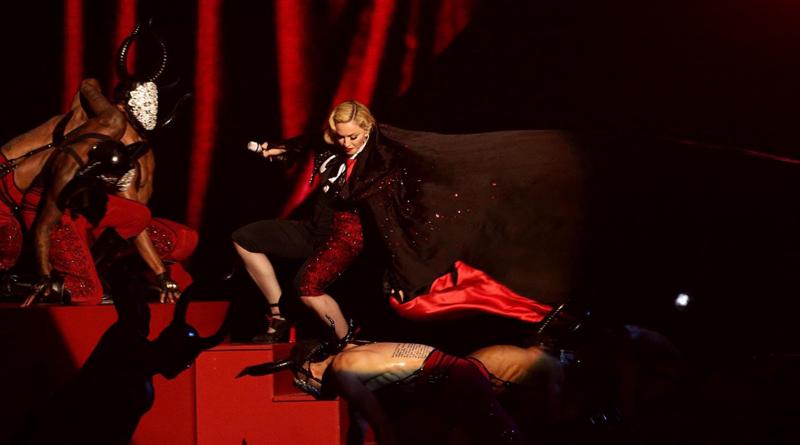 Madonna, caduta clamorosa dal palco ai Brit Awards. Foto