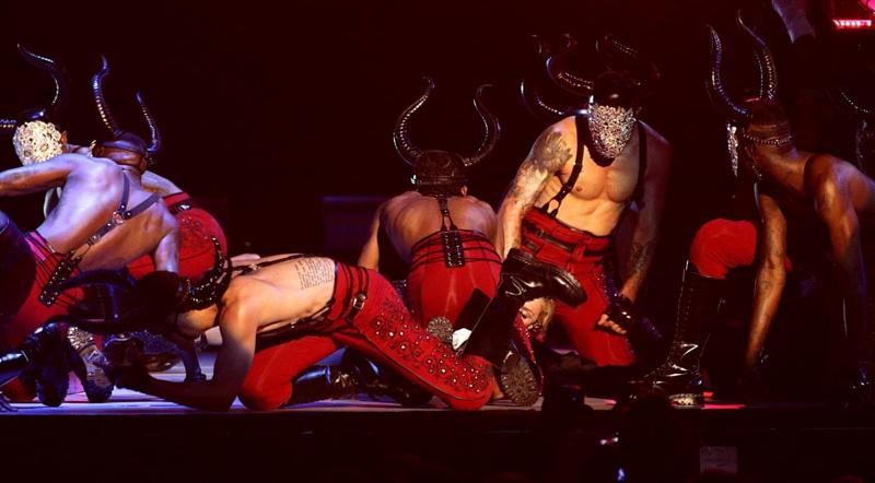 Madonna, caduta clamorosa dal palco ai Brit Awards. Foto