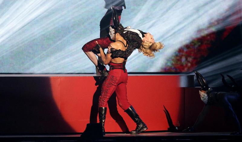 Madonna, caduta clamorosa dal palco ai Brit Awards. Foto