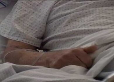 Non ha abbastanza soldi, minacciano di togliergli la madre con Alzheimer