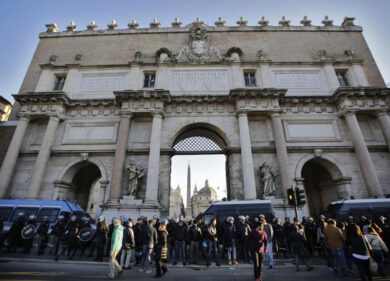Il fascino sottile di Matteo. Arrivano anche i monarchici