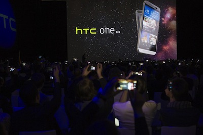 Htc Vive, il kit per la realtà virtuale che fa concorrenza a Oculus Htc Vive, il kit per la realtà virtuale che fa concorrenza a Oculus