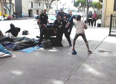Los Angeles, poliziotto spara 5 colpi a un clochard. Morto