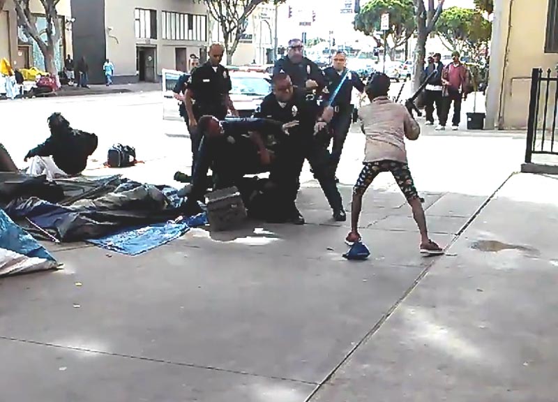 Los Angeles, poliziotto spara 5 colpi a un clochard. Morto Los Angeles, poliziotto spara 5 colpi a un clochard. Morto