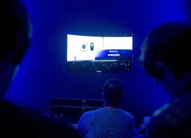 Galaxy S6 in vetro e metallo. Samsung sfida l’iPhone