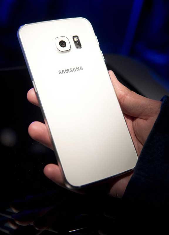 Galaxy S6 in vetro e metallo. Samsung sfida l’iPhone