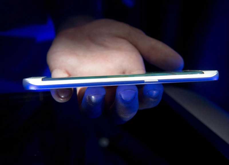 Galaxy S6 in vetro e metallo. Samsung sfida l’iPhone