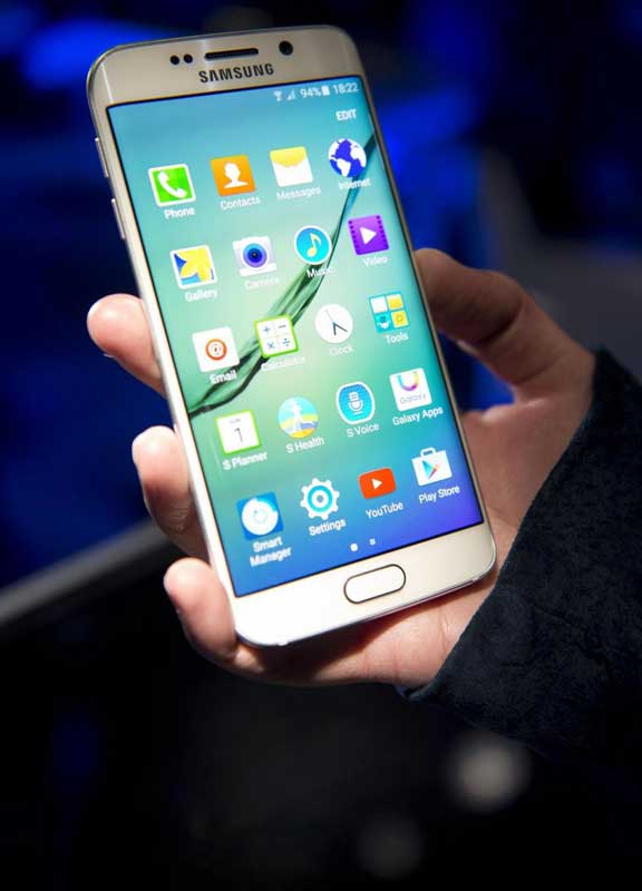 Galaxy S6 in vetro e metallo. Samsung sfida l’iPhone