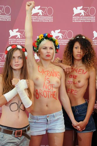 Protesta Femen contro Zuckerberg: “Facebook, lascia in pace i miei capezzoli”