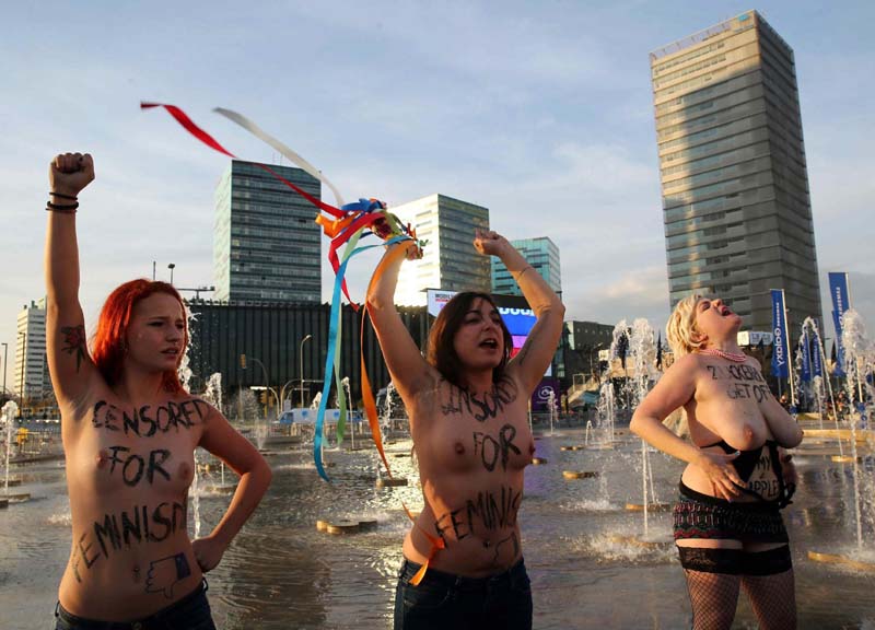 Protesta Femen contro Zuckerberg: “Facebook, lascia in pace i miei capezzoli” Protesta Femen contro Zuckerberg: “Facebook, lascia in pace i miei capezzoli”