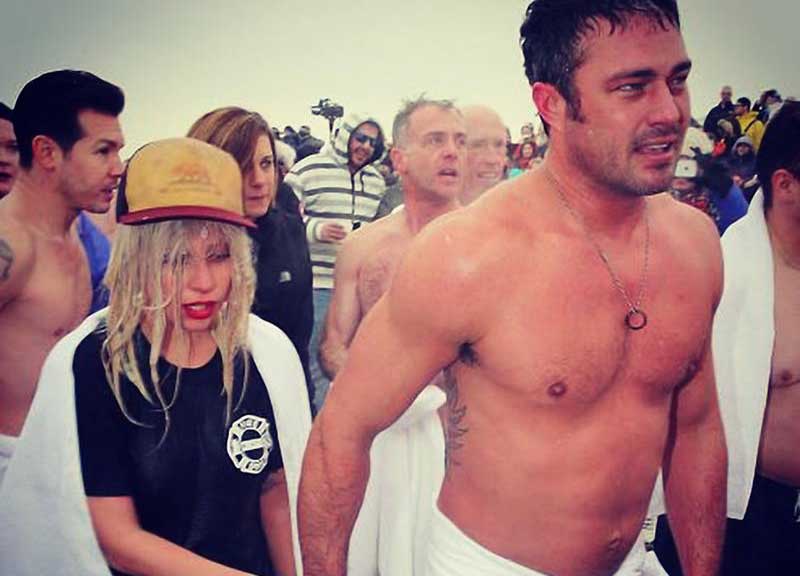 Lady Gaga, bagno ghiacciato col futuro sposo Lady Gaga, bagno ghiacciato col futuro sposo