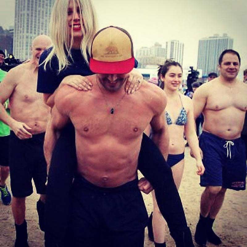Lady Gaga, bagno ghiacciato col futuro sposo Lady Gaga, bagno ghiacciato col futuro sposo