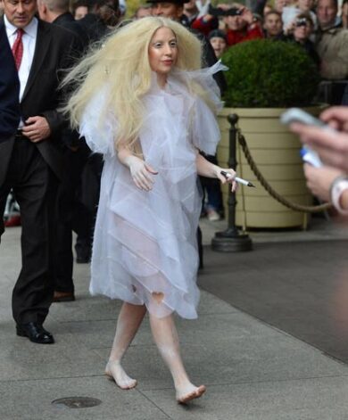 Lady Gaga, bagno ghiacciato col futuro sposo