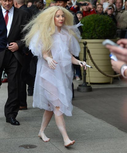 Lady Gaga, bagno ghiacciato col futuro sposo Lady Gaga, bagno ghiacciato col futuro sposo