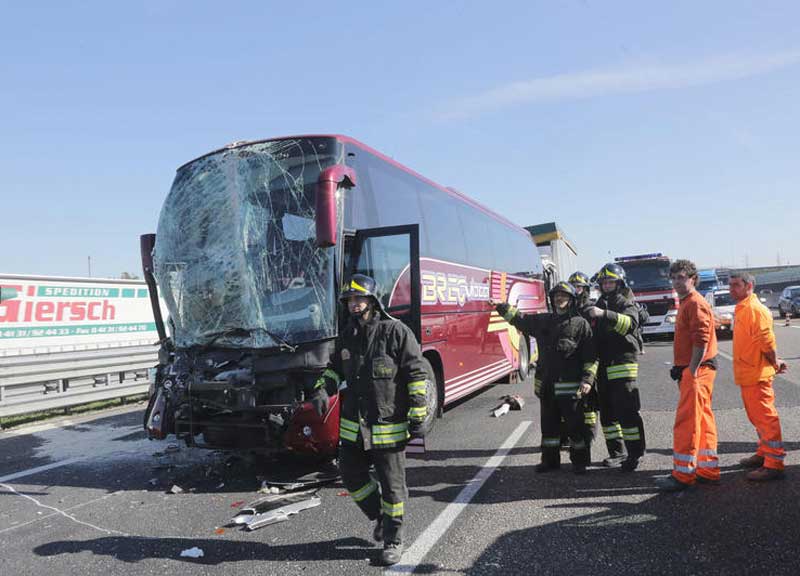 A4, scontro tra tir e bus di studenti. Un ferito grave A4, scontro tra tir e bus di studenti. Un ferito grave