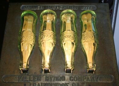 La bottiglia della Coca-Cola compie 100 anni