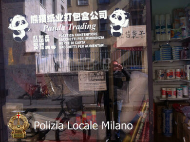 Operazione della polizia locale: sequestrati milioni di sacchetti “cinesi”