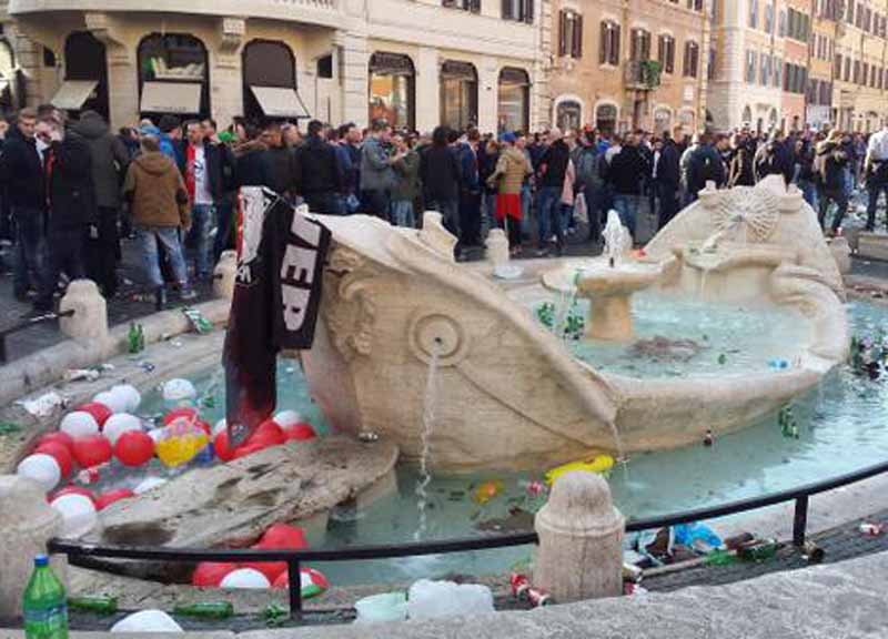 Colletta olandese per la Barcaccia: 3200 €. Ma dagli hooligans danni per 5 milioni Colletta olandese per la Barcaccia: 3200 €. Ma dagli hooligans danni per 5 milioni